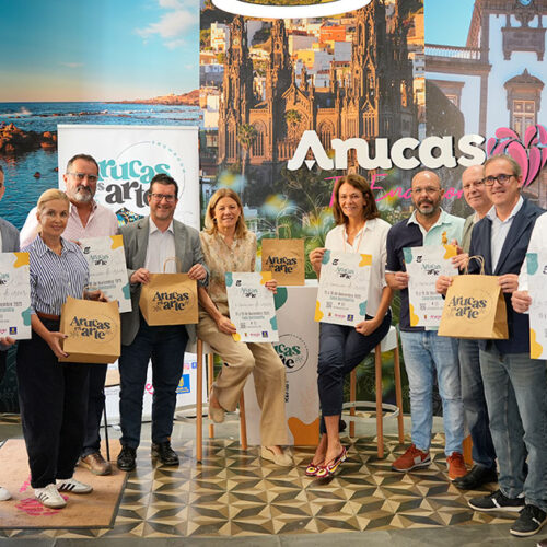 El Alcalde de Arucas y un grupo de personas sujetando el cartel de Arucas es Arte Edición 2025